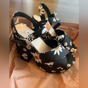 Discontinued Brand New  Women's Calzature Donna Floral Print Platform